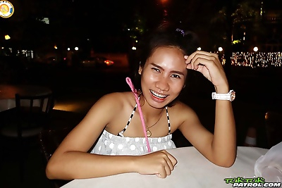 Petite Thai girl offers up..
